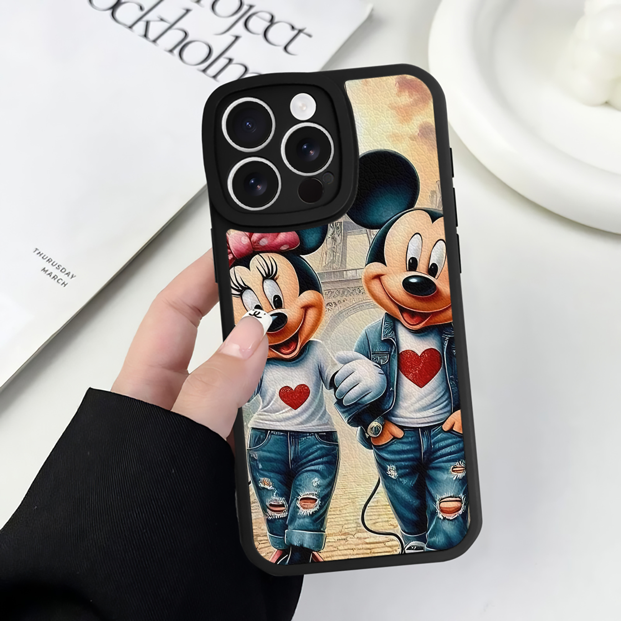 （画像用） ミッキーマウス Mickey Mouse 【iPhone 16シリーズ対応】シリコンスマホケース（レザー調） 材質：シリコン